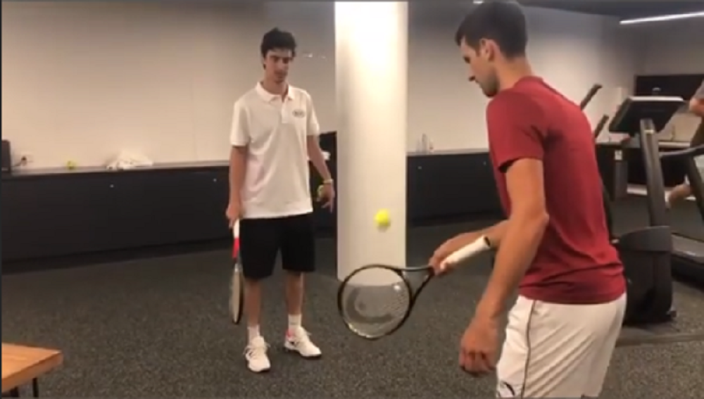 Ostaćete zabezeknuti kada vidite kakve trikove Novak izvodi sa reketom i lopticom! (VIDEO)