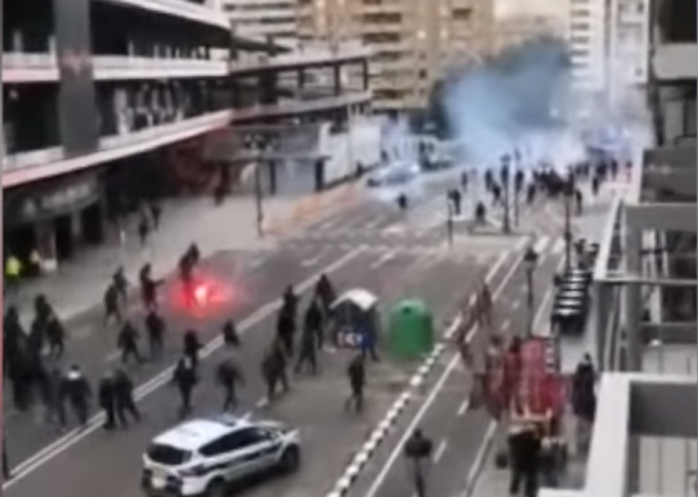 Ovakav haos Španija ne pamti - tuča navijača Barselone i Valensije liči na pravi građanski rat! (VIDEO)