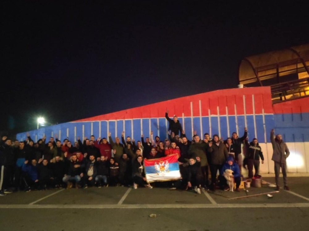 Preko noći u Crnoj Gori "niče" po jedna srpska zastava! Nesvakidašnje slike širom zemlje!