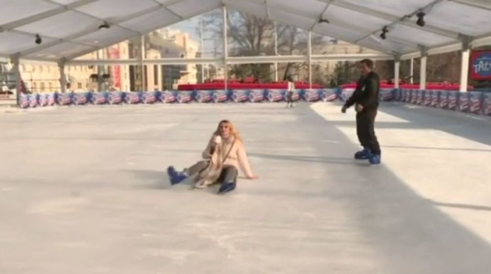 Voditeljka pala u programu uživo, kolege odmah potrčale da joj pomognu (VIDEO)