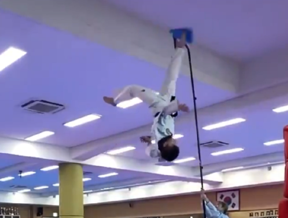 Najbizarniji klip koji ste videli danas - šutnuo "makazicama" lestvicu na tri puta njegove visine! Ovo se viđa samo u kung-fu filmovima (VIDEO)