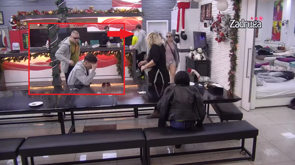 Pogodila ga tanjirom pravo u glavu! Od siline udarca zadrugar pao na pod! (VIDEO)