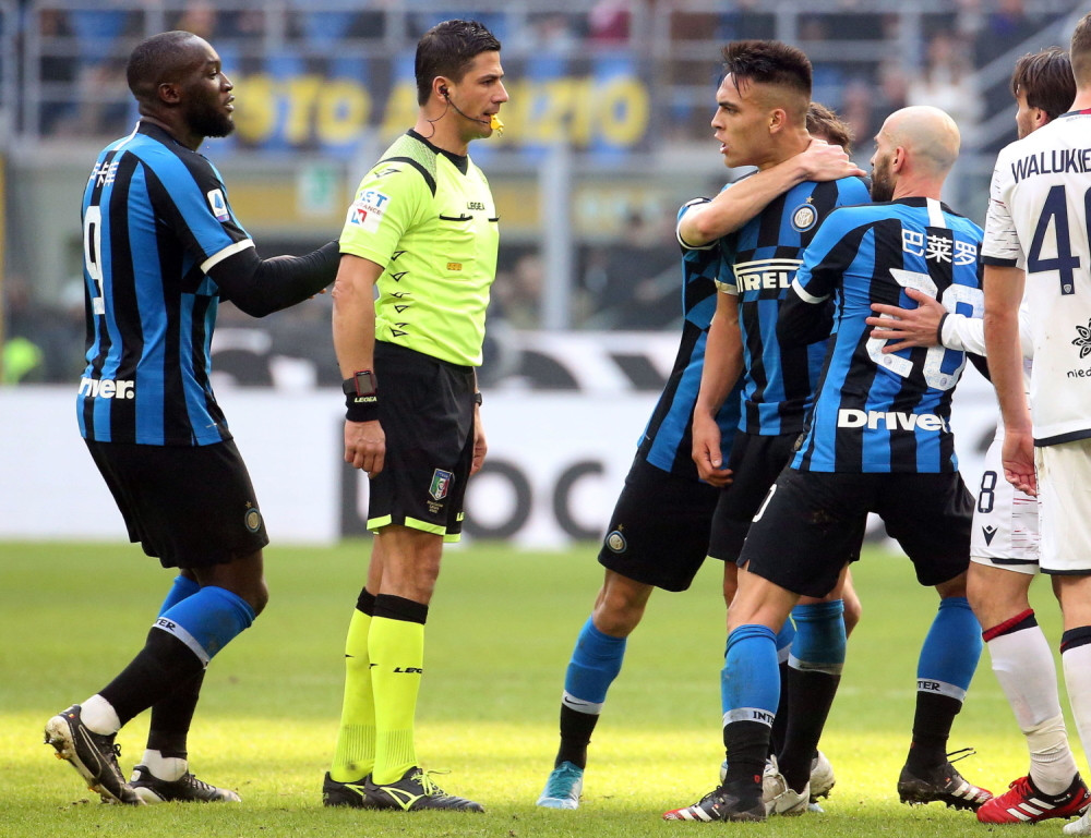 Zvezdi Intera pokazao crveni karton u poslednjem minutu, razjareni napadač nasrnuo, pa trener za njim (FOTO)