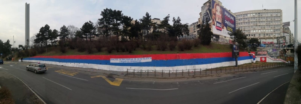 Srpska trobojka i poruke zajedništva osvanule kod Brankovog mosta (FOTO)