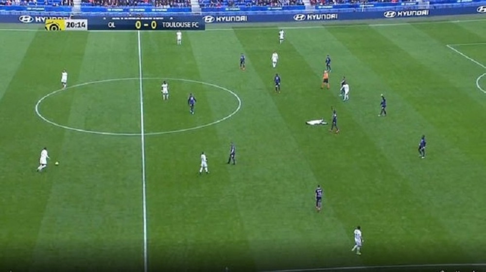 Fudbaler se srušio na zemlju i ostao nepomično da leži