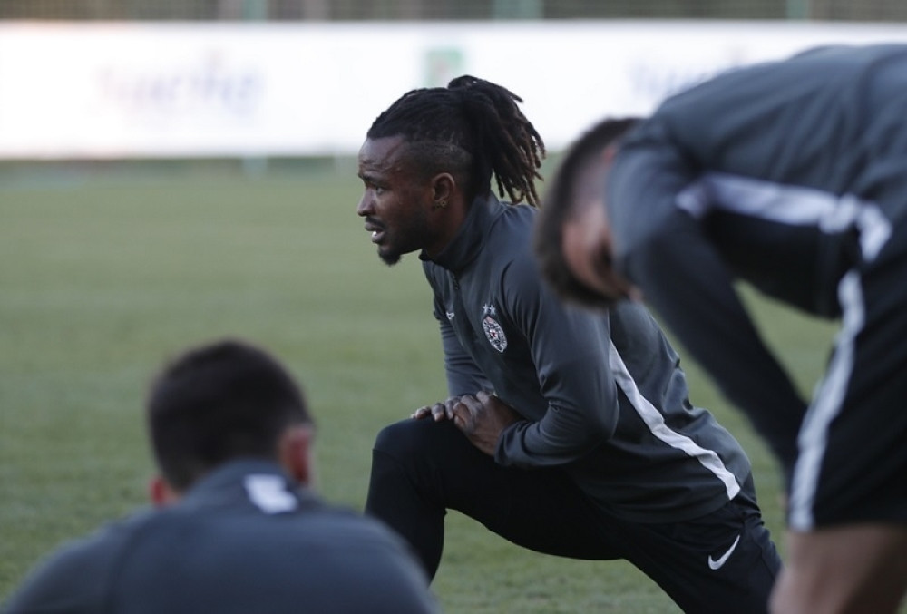 Sejduba Suma vredno vežba sa specijalnim aksesoarom na glavi (VIDEO)