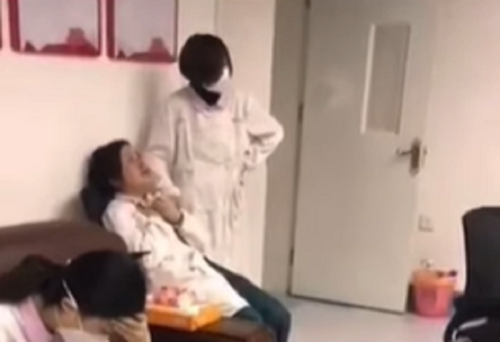 Medicinska sestra i doktor vrište i plaču. "Šalji pojačanje! Ne mogu više! Ne mogu ovo da podnesem!" (VIDEO)