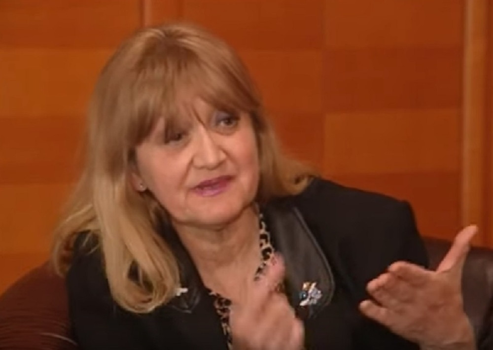 Vesna Vulović je stjuardesa, jedina preživela pad aviona, Tito ju je ugostio, ali njen život je bio daleko od medijskog glamura