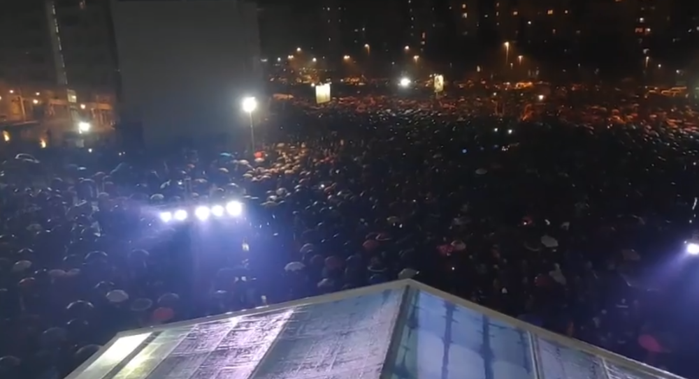 Posle litije u Zvečanu, ljudi idu u crkvu u Mitrovici