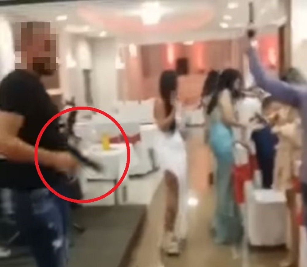 Naša prelepa pevačica našla se u epicentru pucačine: Ispaljeno sedam metaka, jedva živa ostala!