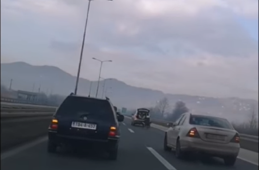 Blokirali auto-put! Nesvakidašnji snimak opasne vožnje koja je mogla da ih košta glave (VIDEO)
