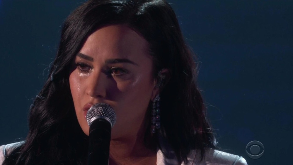 Demi Lovato prvi put zapevala nakon predoziranja, Ališa Kiz svojim govorom dovela sve do suza (VIDEO)
