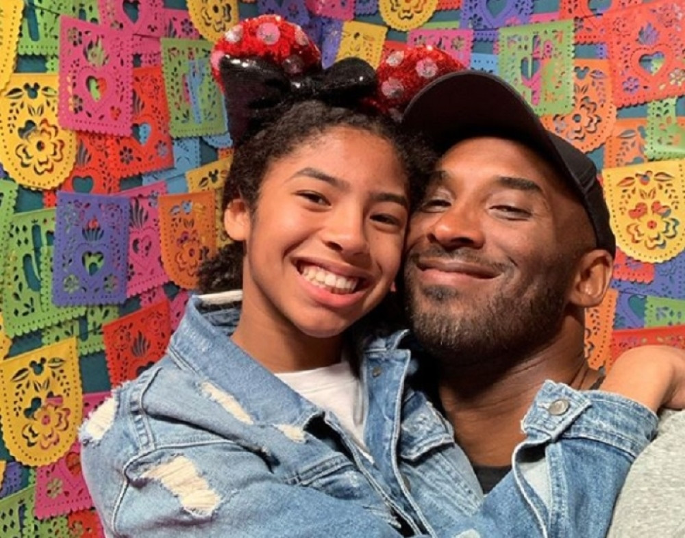 Ovako je Kobi Brajant pomogao svojoj ćerkici da postigne prvi koš u životu (VIDEO)