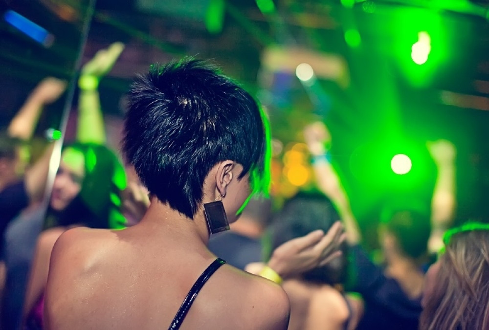 Počelo je, mešaju se svi zajedno. Blud i razvrat!