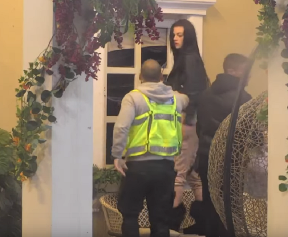 Tara Simov beži iz Zadruge: Popela se na pod, lomi stakla, uznemirujuće! (VIDEO)