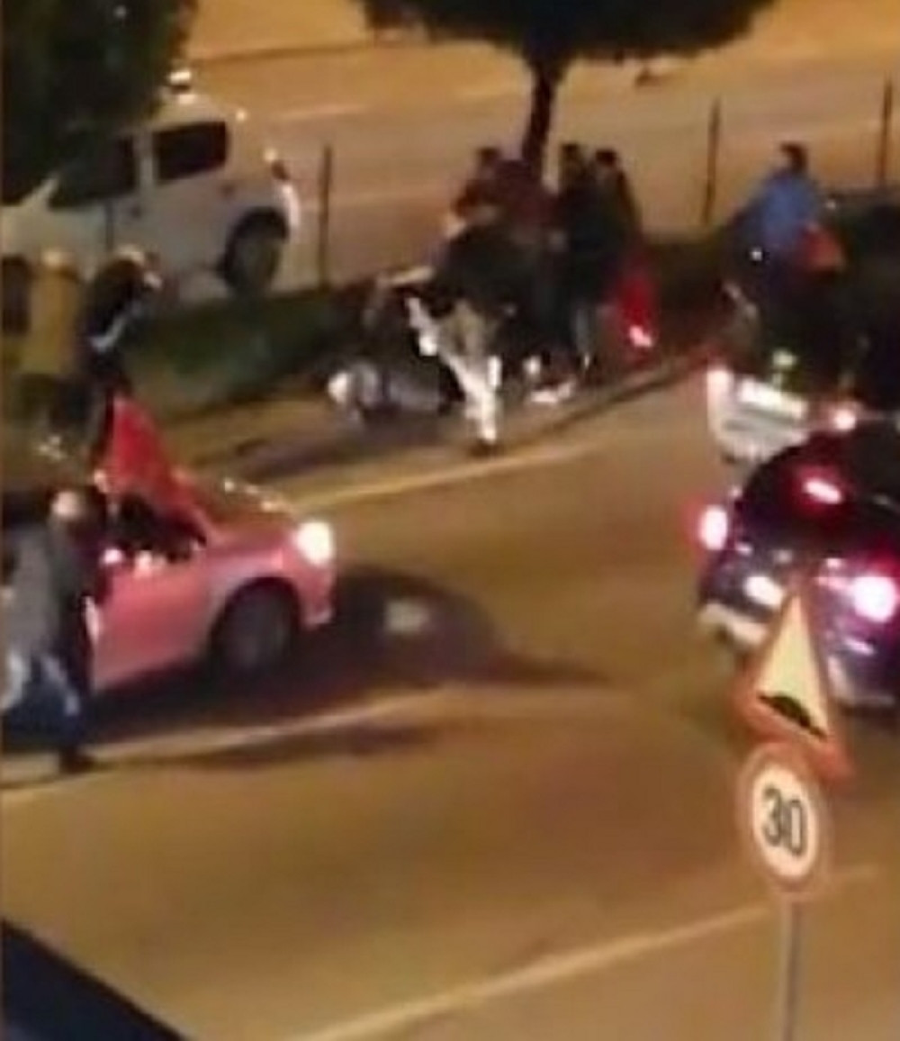 Navijači Crne Gore ubiše Boga od batina u momku jer je pokazao tri prsta (UZNEMIRUJUĆI VIDEO SA LICA MESTA)