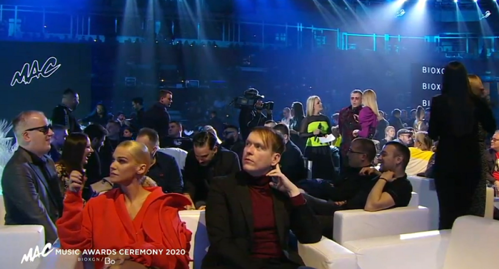 Popularne sestre razočarale stajlingom: Jedna izašla kao da je došla sa maskenbala, a druga... (FOTO)