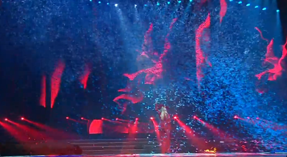 Lepa Brena izasla na scenu i rasturila: Cela Arena je bila na nogama! Evo šta je za to vreme radila njena snajka (FOTO)