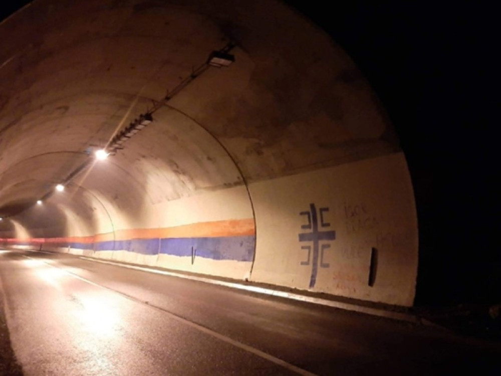 Crnogorci uz prisustvo policije uspešno farbaju i drugu stranu tunela u boju srpske zastave! (VIDEO)