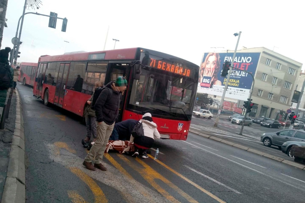 Autobus udario ženu koja je pretrčavala put (UZNEMIRUJUĆE FOTOGRAFIJE)