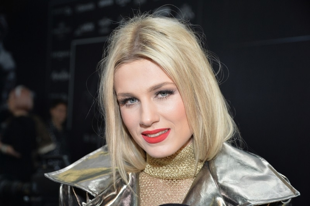 Predstavljala nas je na Evrosongu, udala se za zgodnog pilota, a sada je napravila promenu o kojoj se priča! (FOTO)