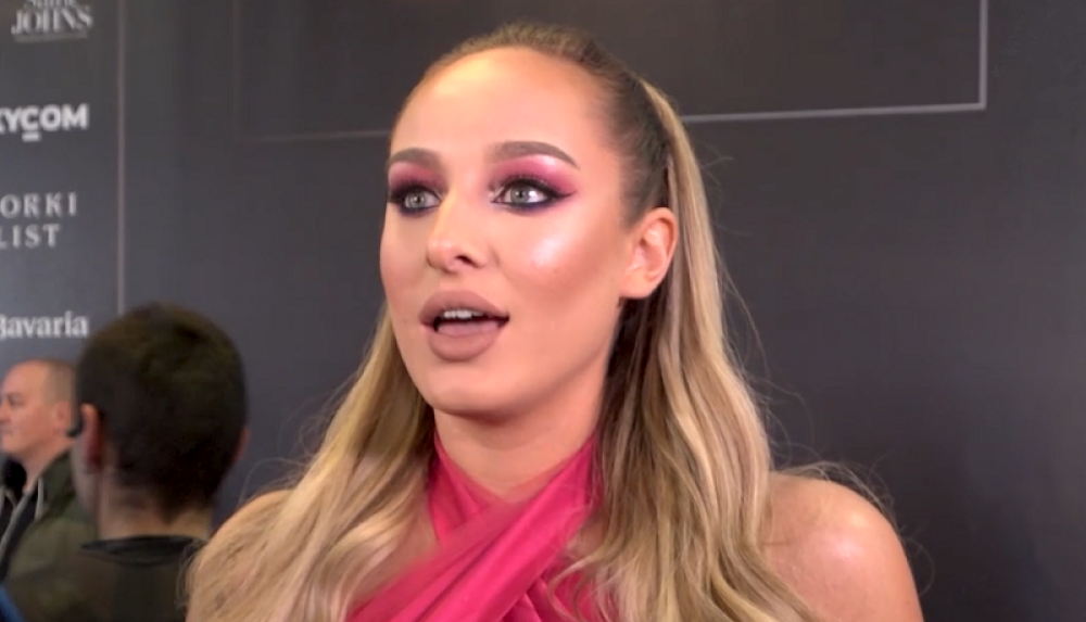 Luna Đogani podigla temepraturu do usijanja: Čipkani brushalter jedva prekrio ogromne grudi! (FOTO)