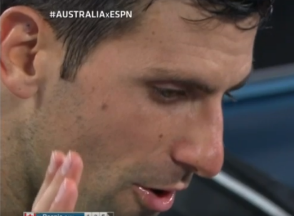 Nije mogao da vidi na oči, razlog za to je neverovatan, Đoković zabrinuo navijače pred meč sa Federerom