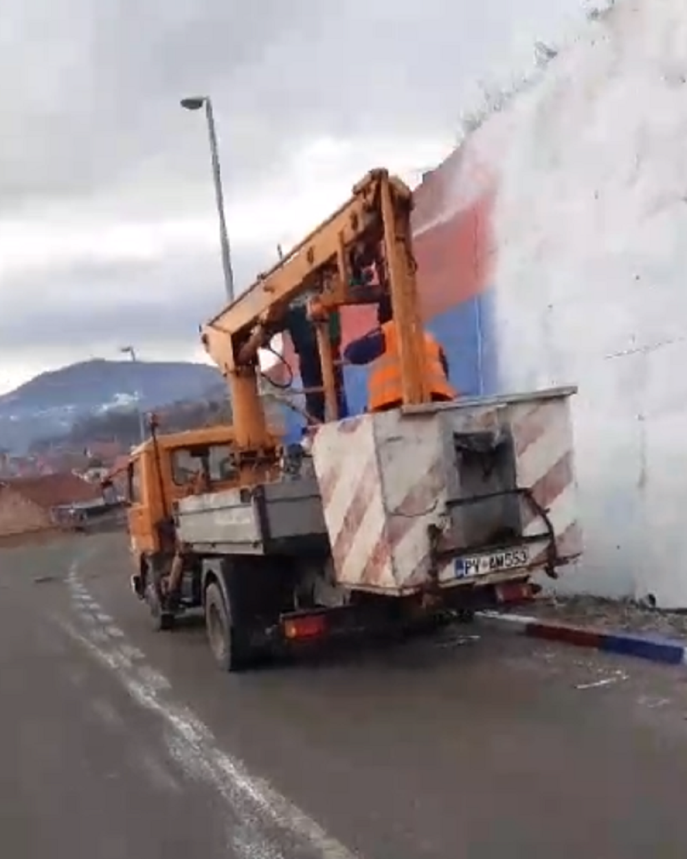 Mladići vikali "Milo lopove", nastao haos zbog srpske trobojke