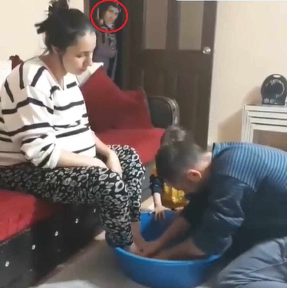 Muž joj prao noge u lavoru, a onda je naišla svekrva, ono što su uradili izazvalo je haos! (VIDEO)