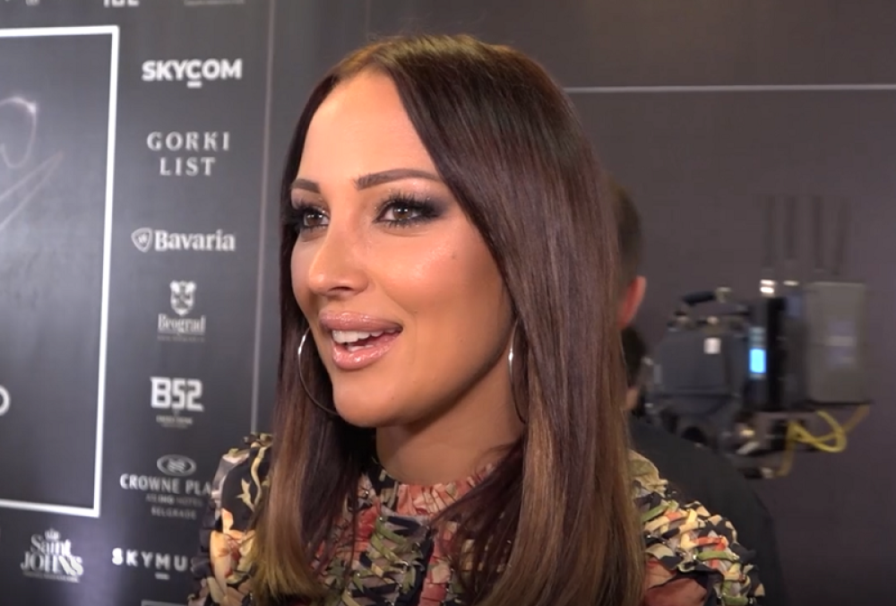 Aleksandra Prijović krenula sa sinom u šetnju, pa zabeležila neodoljiv momenat naslednika dok se igra sa njim! (VIDEO)