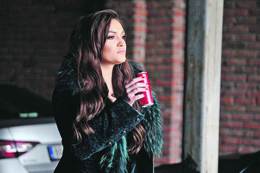 Srpska pevačica promenila pol, pa muvala Tamaru Milutinović! Pao i sočni poljubac! (VIDEO)