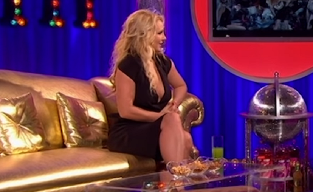 Poznatu pevačicu drogiraju njeni menadžeri?! Koleginica joj stala u odbranu!