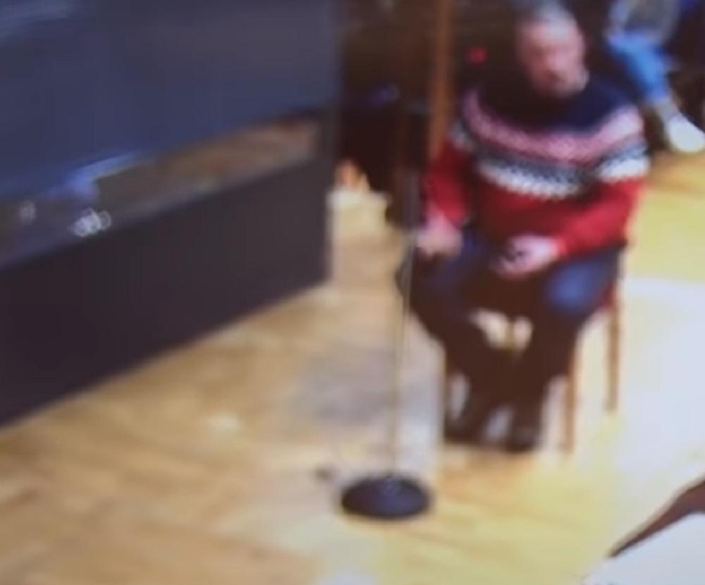 Zbog jednog muškarca morali da mu spuste zavese na bunkeru u kojem se nalazi u sudnici (VIDEO)