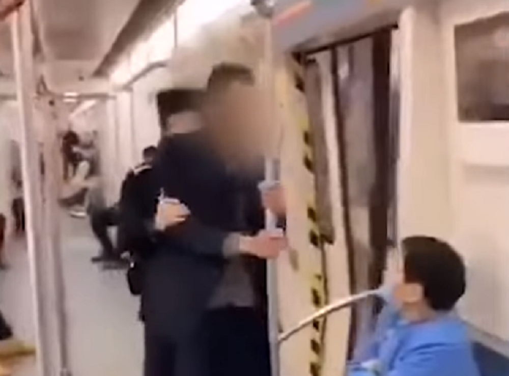 Prišao mu policajac i naredio: "Stavljaj to na lice!" Čovek nije poslušao, a onda je usledila drama opasna po život! (VIDEO)