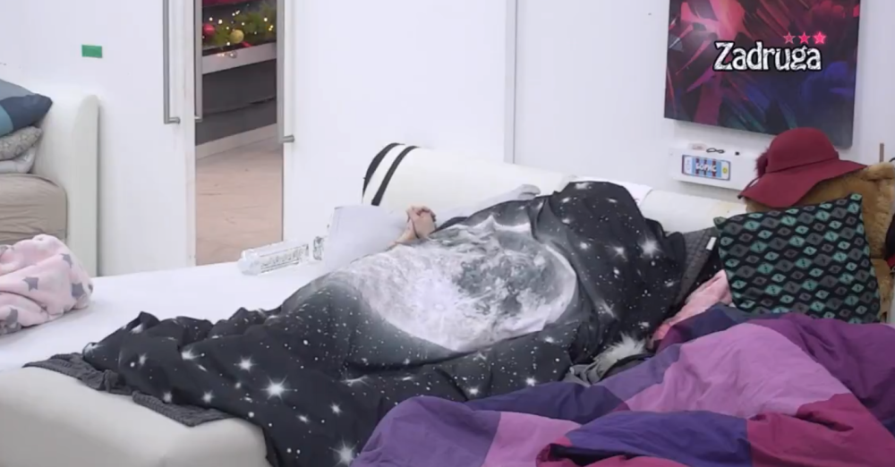 Mina i Mensur u akciji: Bez blama, pred punom sobom, trese se krevet od akcije (VIDEO)