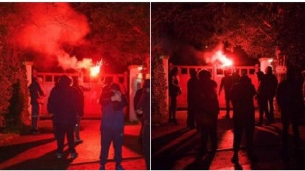 Huligani Junajteda zasuli bakljama kuću predsednika tog kluba i pretili mu smrću (VIDEO)