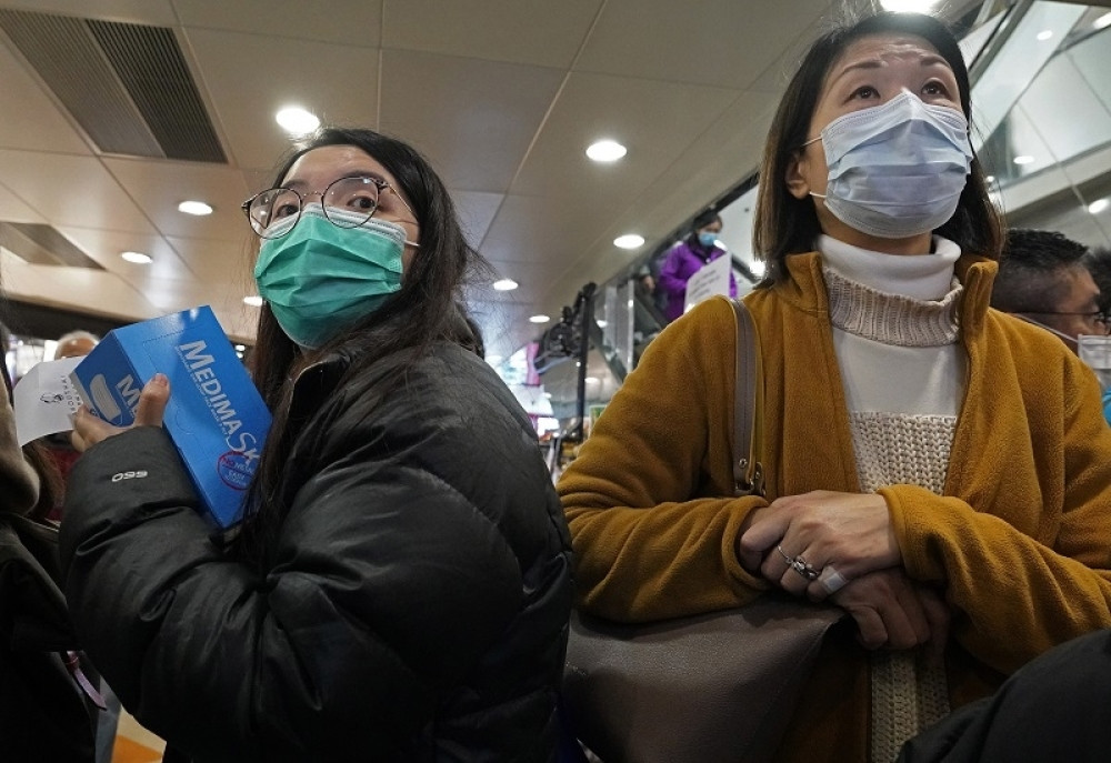 Otkriveno kako se koronavirus prenosi sa osobe na osobu