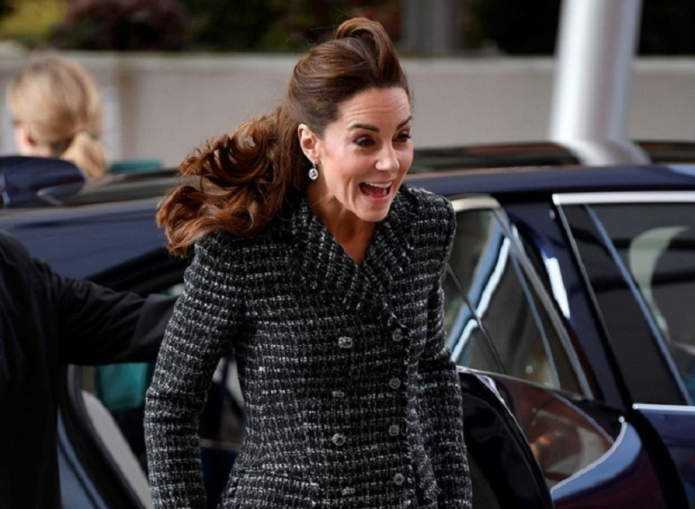 Još jedan kraljevski skandal: Vetar podigao kratku suknju Kejt Midlton, vojvotkinja posramljena (FOTO)