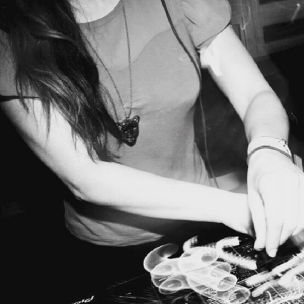 SKOČILA SA TERASE: Svetski poznati DJ se ubila nakon raskida petogodišnje veze! (FOTO)