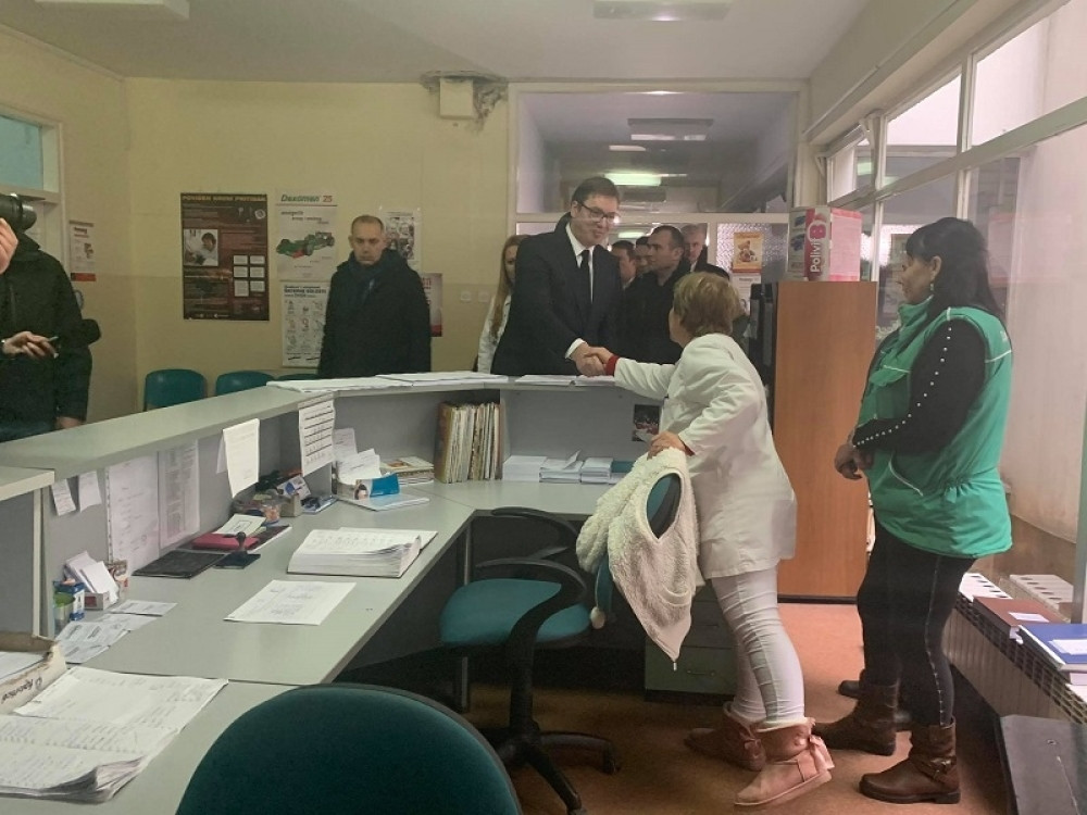 Kako je predsednik Vučić zagrejao ruke radnici u Domu zdravlja u Drvaru (FOTO)
