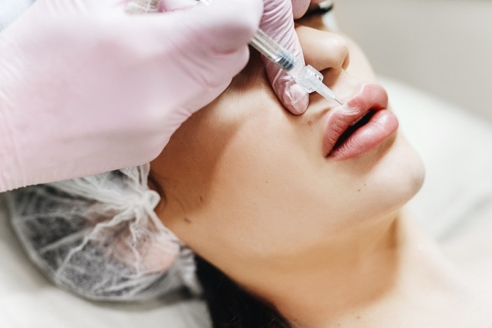 Bila sam kod estetskog hirurga, sada izgledam kao nakaza, ovo što mi se pojavilo na licu deluje STRAVIČNO!