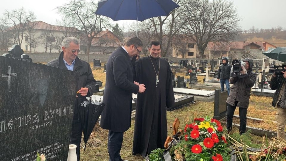 Predsednik Vučić obišao grob svog dede Anđelka koga su ubile ustaše (FOTO/VIDEO)