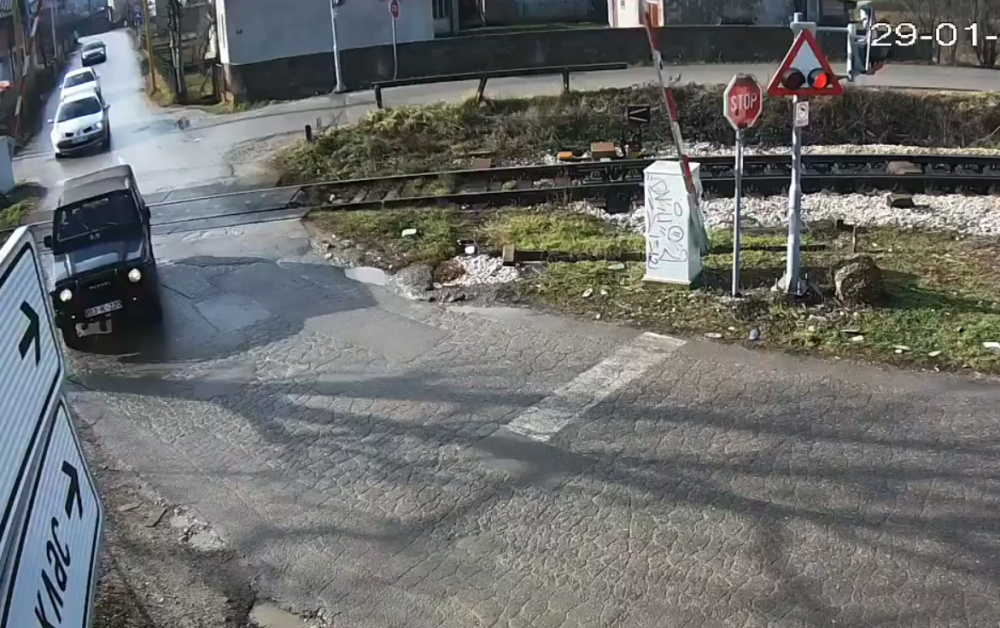 Nesavesni vozač razneo rampu (VIDEO)