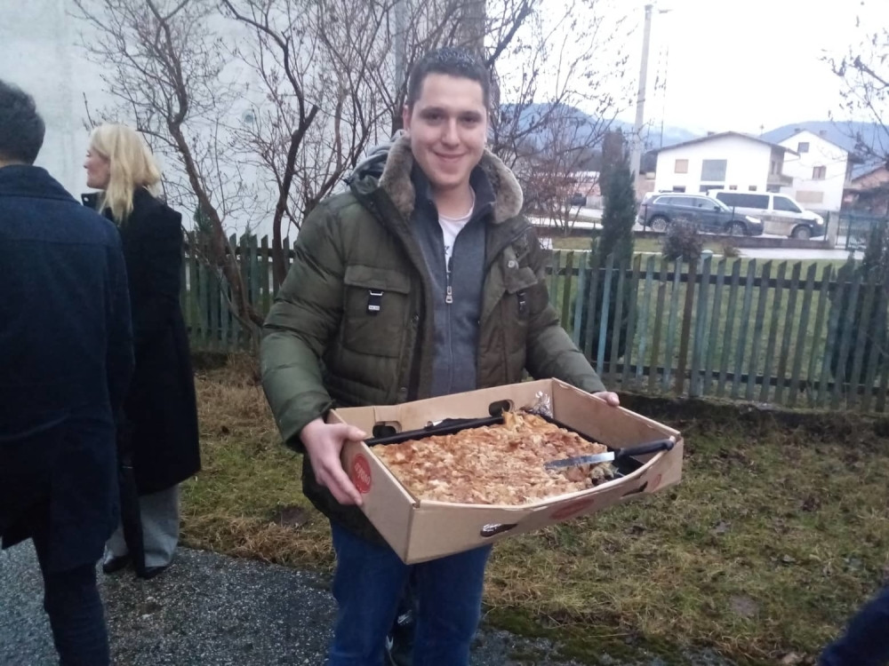 Našu reporterku Danilo Vučić poslužio burekom (FOTO)