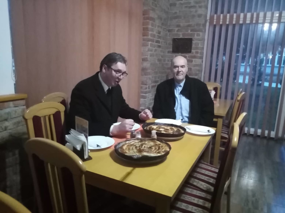 Vučić donirao Bošnjacima novac i opremu (VIDEO)