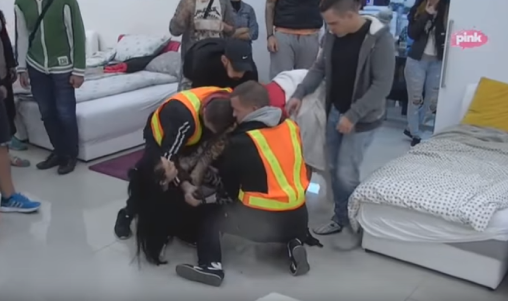 Ovo je najžešća tuča u istoriji rijaliti: Vrištala, plakala, obezbeđenje nije moglo da joj pomogne (VIDEO)