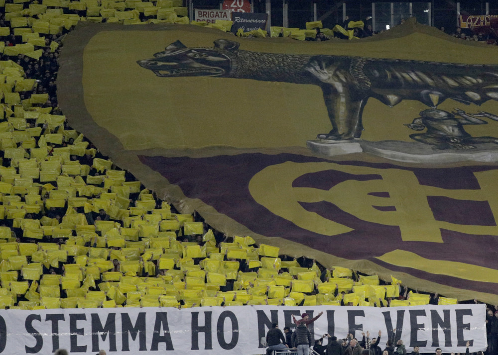 Legendarni fudbaler Rome na čudan način ušao na stadion sa navijačima (VIDEO)