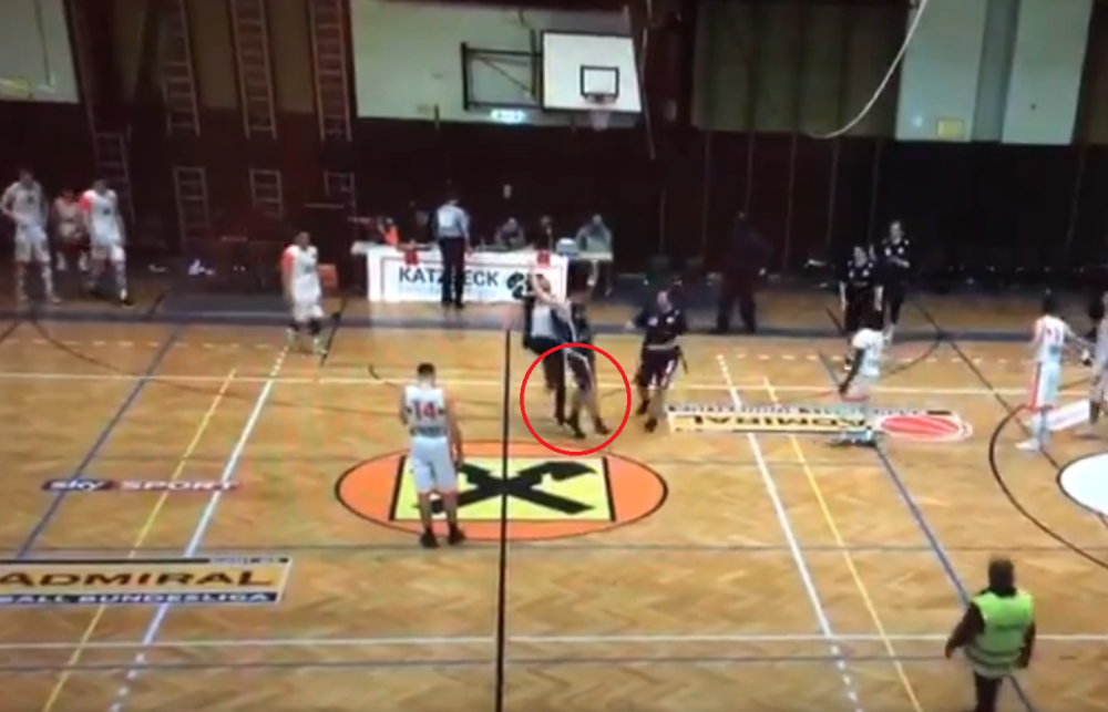 Trener kukavički nogom patosirao protivničkog igrača, žrtva nepomično ležala (VIDEO)