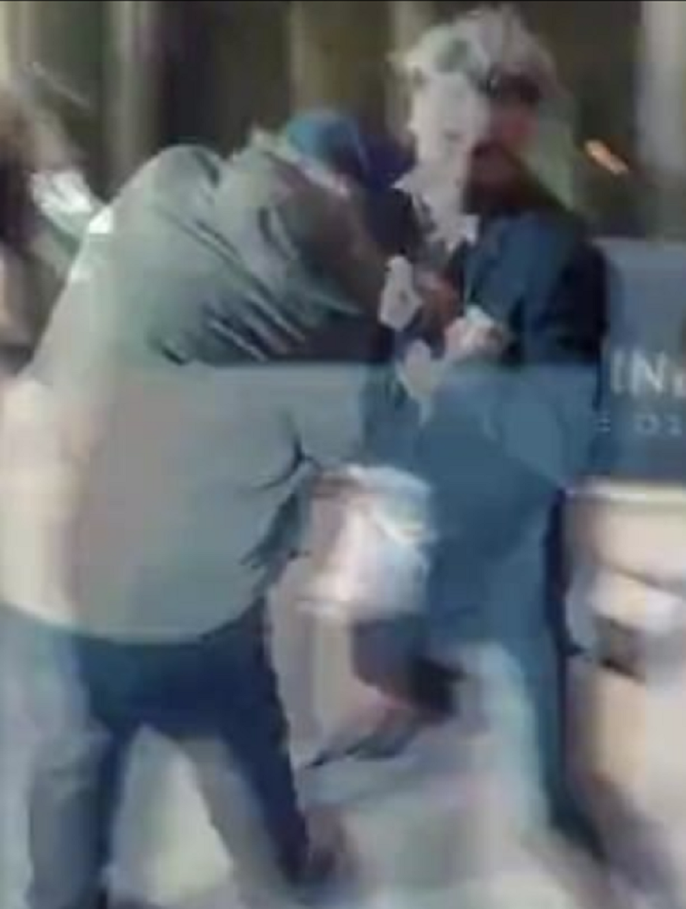 AUU! Poznata zvezda ispesničila fotografa: Ni manje ni više nego na dodeli televizijskih nagrada! (FOTO)