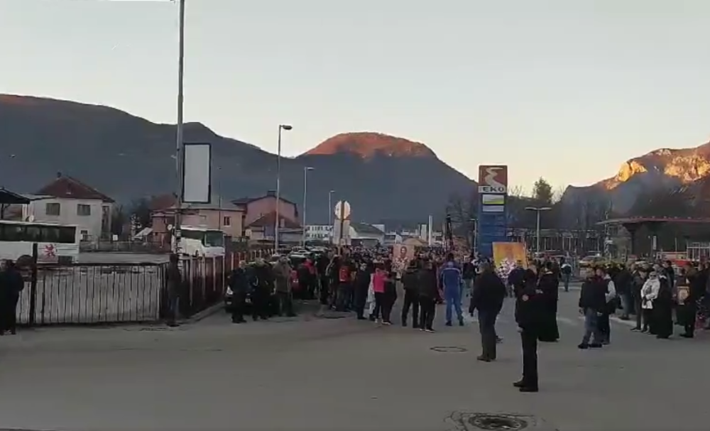 "Ako vas čujem da ste bili tamo... "  Profesorka iz Podgorice brani đacima da brane svetinje!